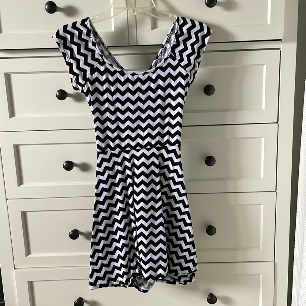 LA Hearts Women’s Black & White Chevron Skater Dress w/ Back Cut Out - Medium